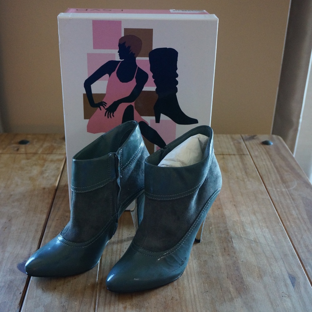 RSVP Gray Suede with patent trim size 7 US